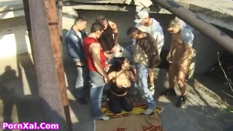 (Gangbang Público Morena) Doble Penetración al Aire Libre