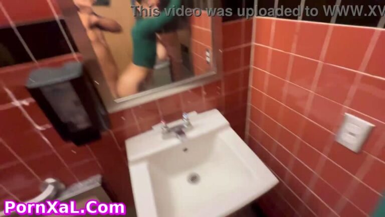 (Creampie Público Arriesgado) Hailey Rose se lo Hacen en el Baño de un Supermercado