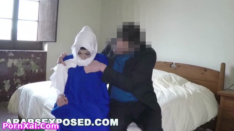 (Jefe Arabe Follando) Una Chica Árabe Sexy Pillada en una Escena Cruda