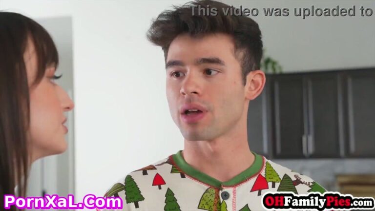 (Hijastra Adolescente Navidad) Lexi Luna Comparte una Navidad Caliente